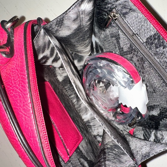 Stylish Red Leather Crossbody Bag - Picture 3 of 5